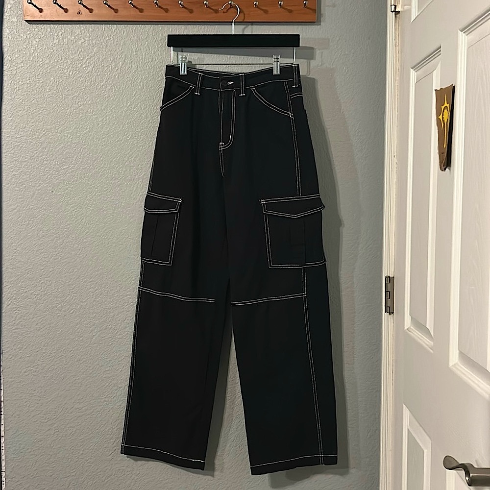 NWOT H&M Black Cotton Twill Straight-Leg Cargo Pants with White Seam Size 2